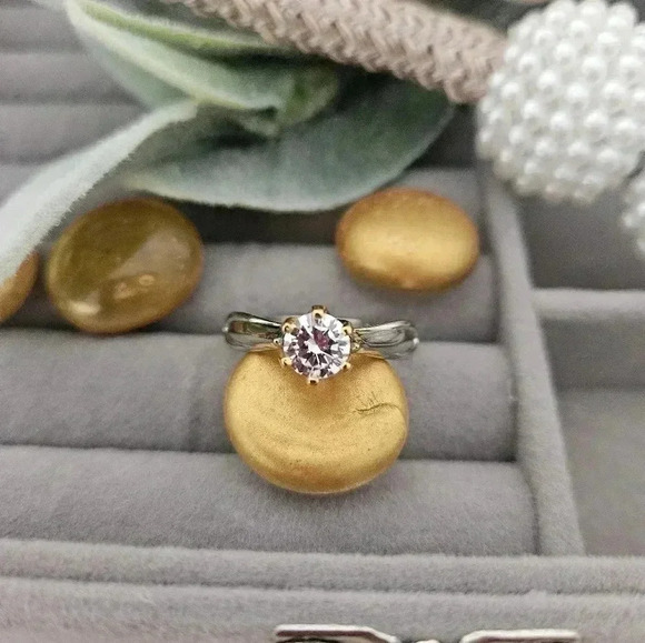 Jewelry - 1k classic six claw Moissanit, ring  925 sterling silver.